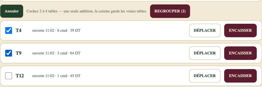 L'écran du serveur : deux tables cochées, le bouton « Regrouper (2) » actif,
               et le rappel « une seule addition, la cuisine garde les vraies tables »